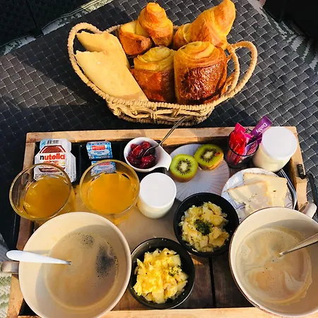 D Hotes Le לינה וארוחת בוקר